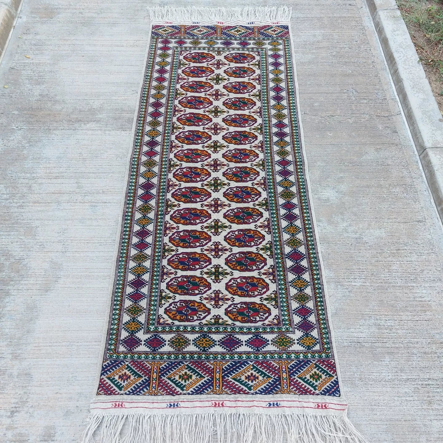 2'7"x 6'6" Hand-woven Oriental White Turkmen Bukhara Wool Tekke Carpet 81 x 197 cm