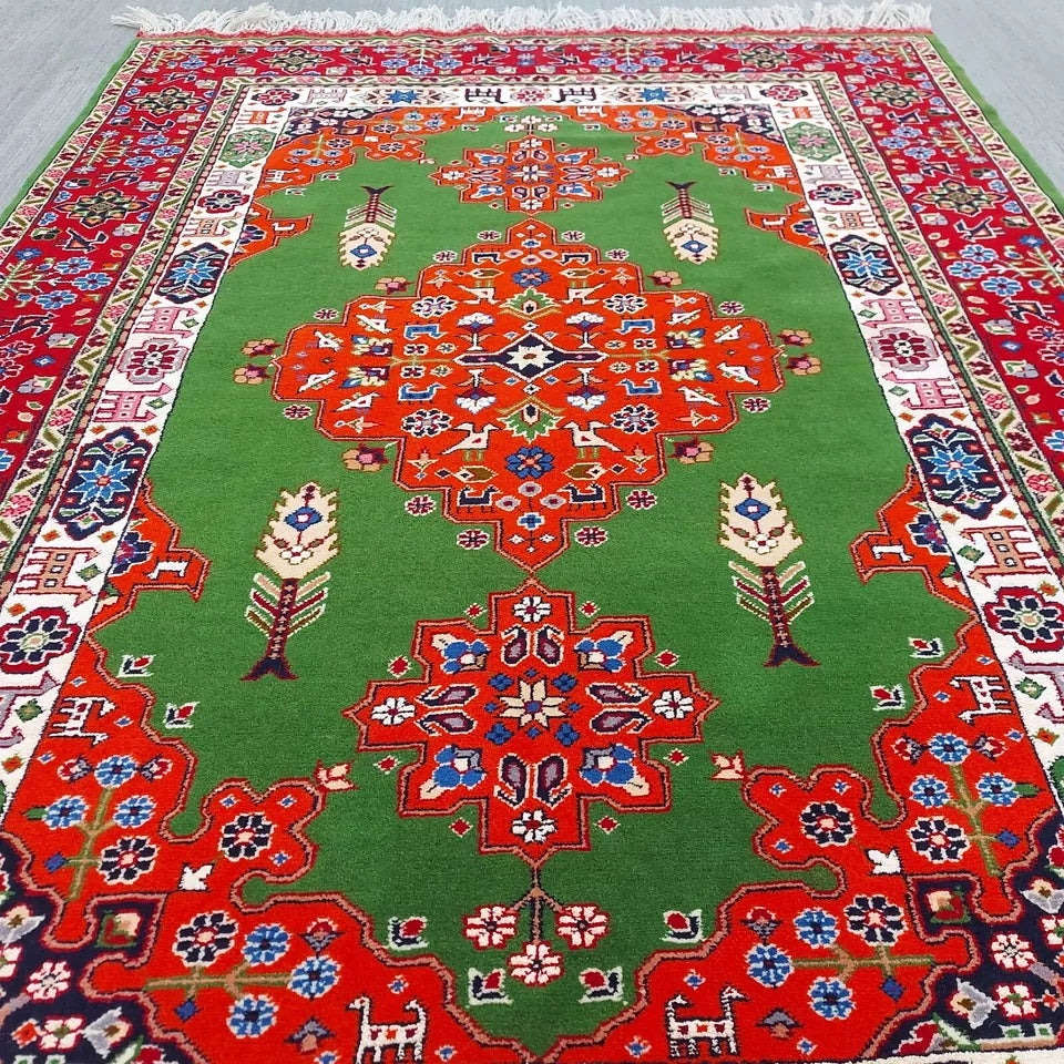 Oriental Heriz Handmade Carpet Green Wool and Silk Blend 4'5" x 6'5" - 136 x 195 cm