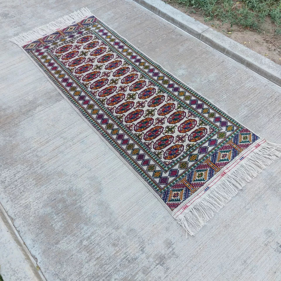 2'7"x 6'6" Hand-woven Oriental White Turkmen Bukhara Wool Tekke Carpet 81 x 197 cm