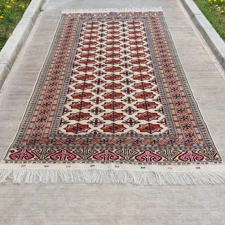 4'5" x 7'9" Hand-knotted Oriental Turkmen Bukhara Tekke Beige Wool Rug 137 x 237 cm