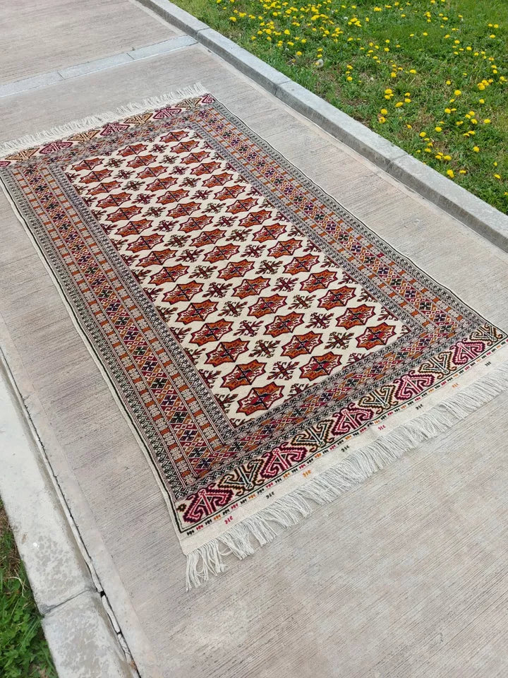 4'5" x 7'9" Hand-knotted Oriental Turkmen Bukhara Tekke Beige Wool Rug 137 x 237 cm