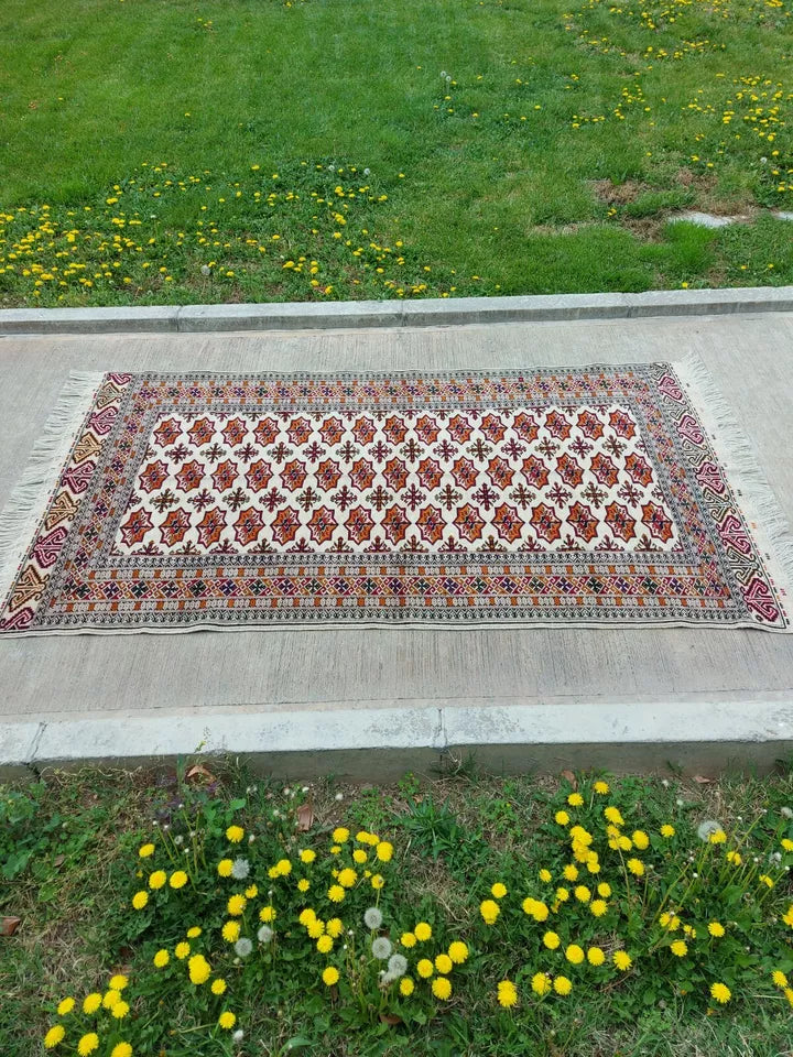 4'5" x 7'9" Hand-knotted Oriental Turkmen Bukhara Tekke Beige Wool Rug 137 x 237 cm