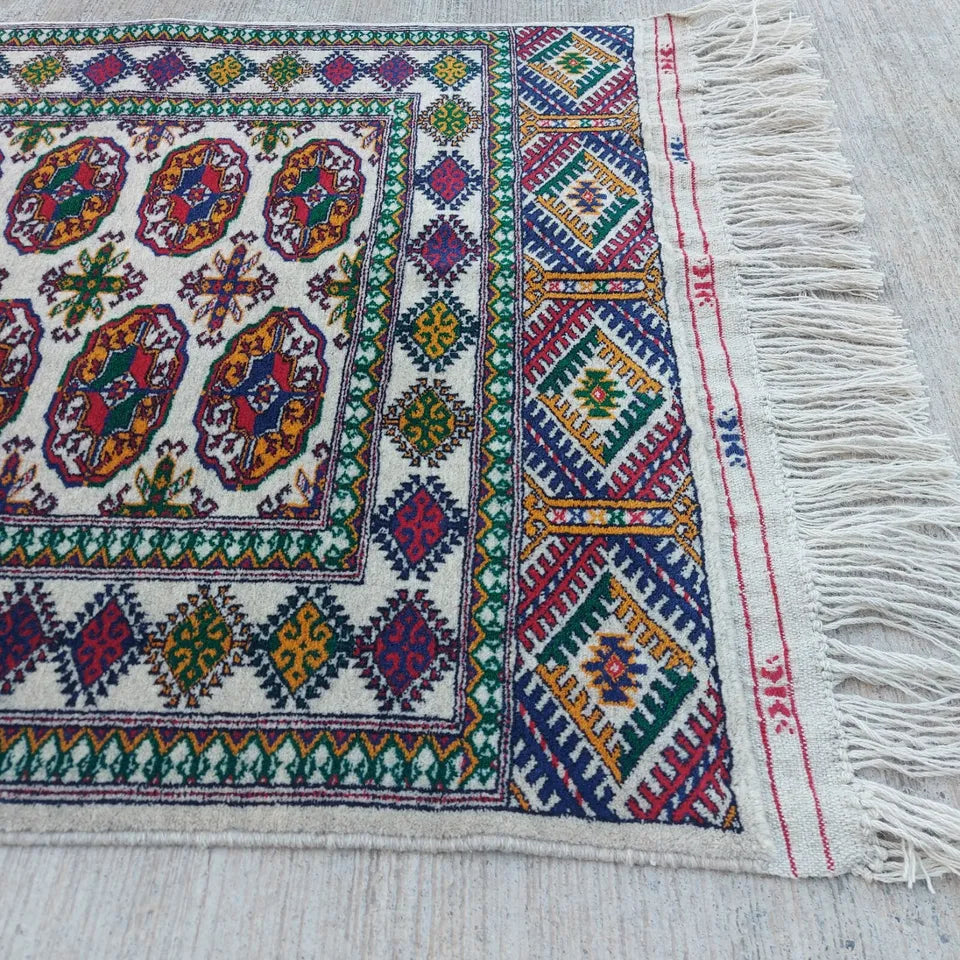 2'7"x 6'6" Hand-woven Oriental White Turkmen Bukhara Wool Tekke Carpet 81 x 197 cm