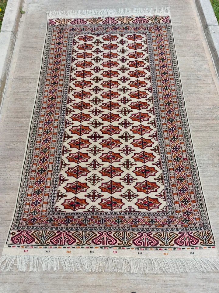 4'5" x 7'9" Hand-knotted Oriental Turkmen Bukhara Tekke Beige Wool Rug 137 x 237 cm